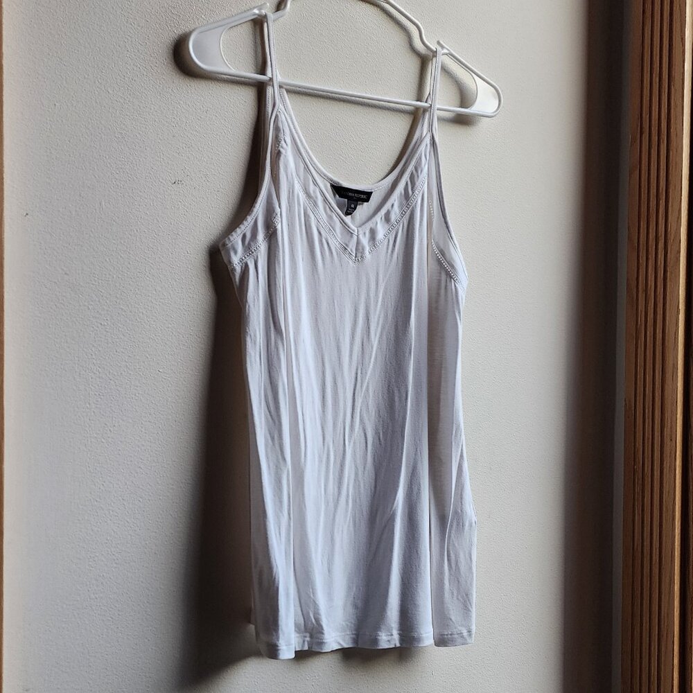 Banana Republic White V-Neck Tank Top Size Medium